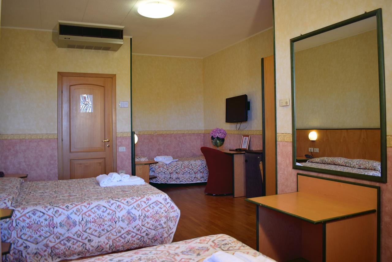 Hotel Baffo Rosso Alba Adriatica Exteriér fotografie